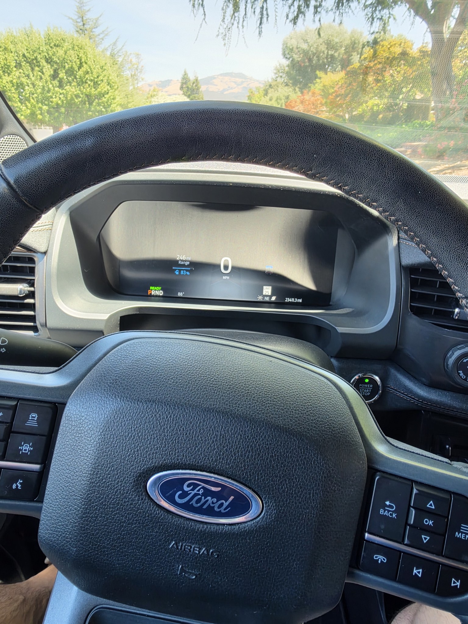 Steering wheel and cluster